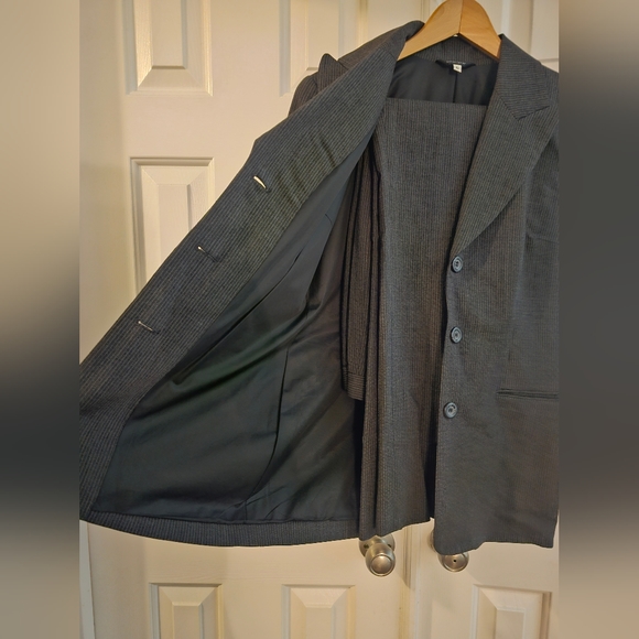 Blazer and Pants Women Suit - Picture 6 of 7